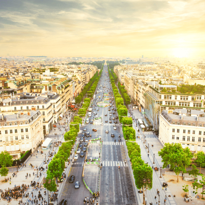 Deux Youtubeurs franco-algériens relèvent un défi sur les Champs-Élysées à Paris