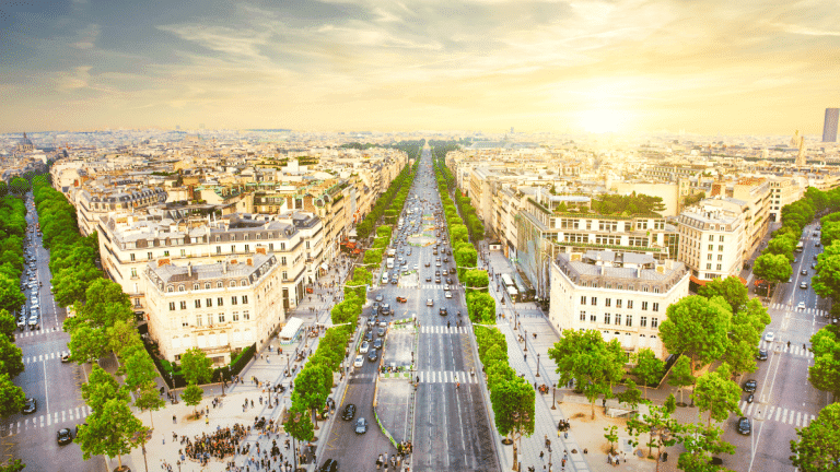 Deux Youtubeurs franco-algériens relèvent un défi sur les Champs-Élysées à Paris