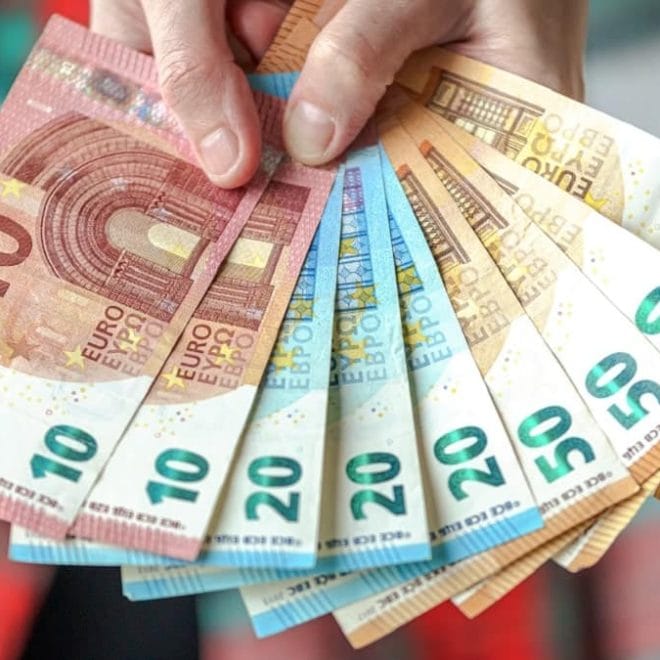 Dinar algérien : l’euro et le dollar se rapprochent de leurs records