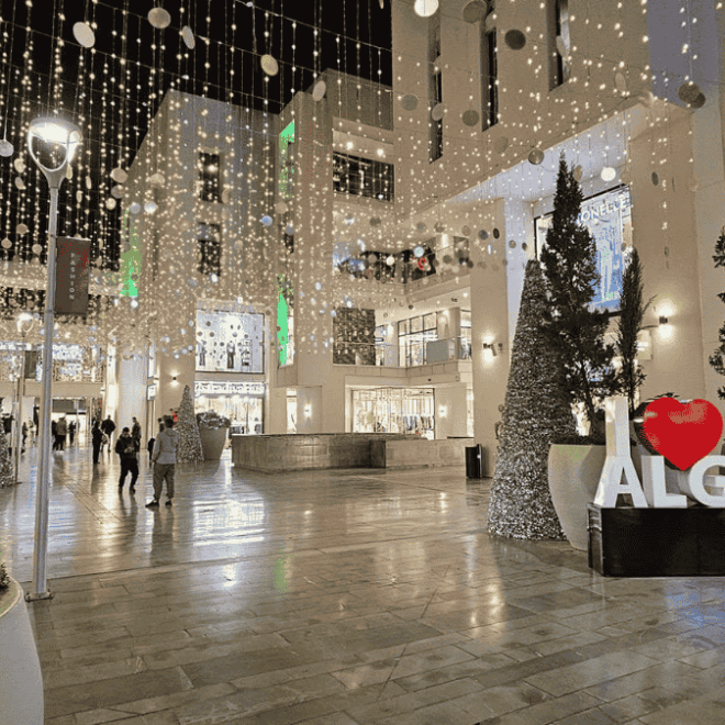 Algérie : un centre commercial aux couleurs de Noël, les internautes divisés