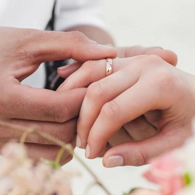 Titre de séjour en France : le gouvernement veut s’attaquer à la régularisation par le mariage