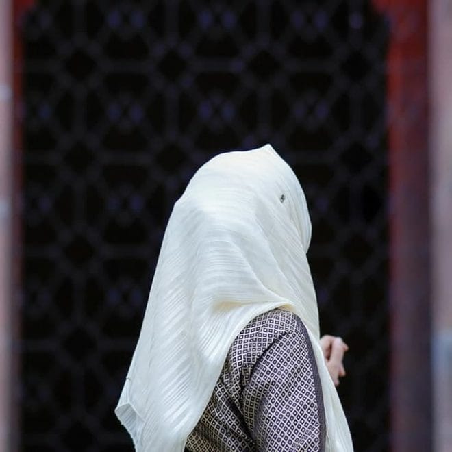 Yasmine, algérienne voilée, raconte son quotidien de chauffeur VTC en France