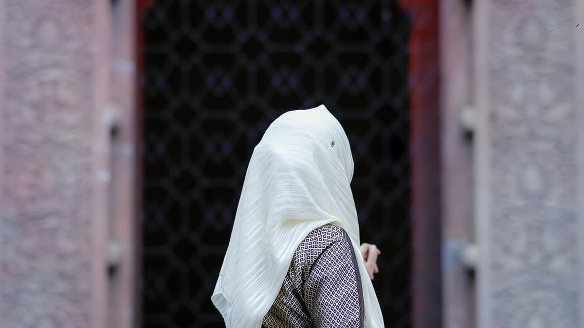 Yasmine, algérienne voilée, raconte son quotidien de chauffeur VTC en France