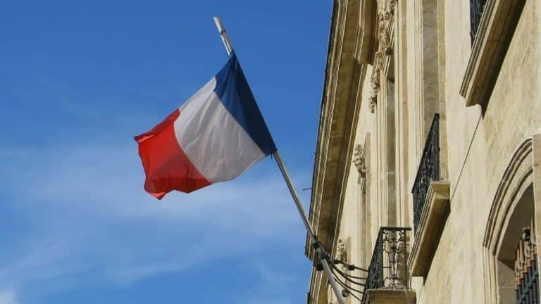 La galère d’une Algérienne de France pour renouveler son titre de séjour