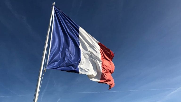 Titres de séjour en France : l’appel de 60 élus et personnalités au président Macron