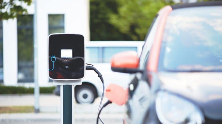 Voyager en voiture électrique en Algérie : peut-on recharger sur la route ?