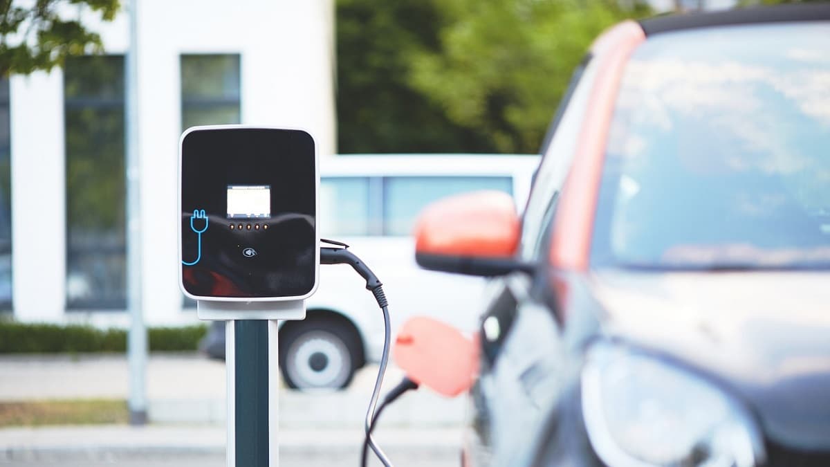 Voyager en voiture électrique en Algérie : peut-on recharger sur la route ?