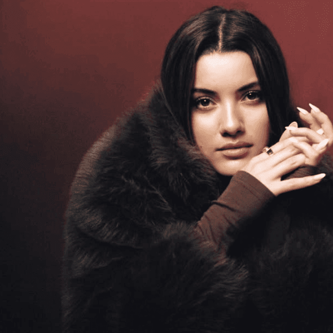 À 21 ans, cette actrice franco-algérienne crève l’écran en France