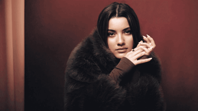 À 21 ans, cette actrice franco-algérienne crève l’écran en France