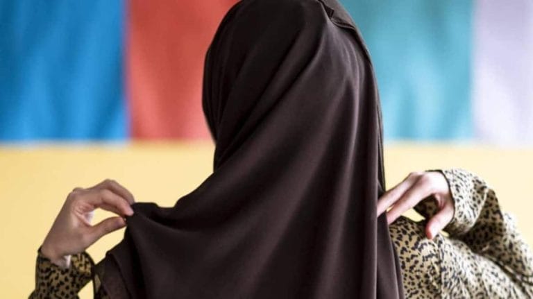 Suisse : Amina, jeune femme voilée, refoulée d&rsquo;un restaurant à Genève