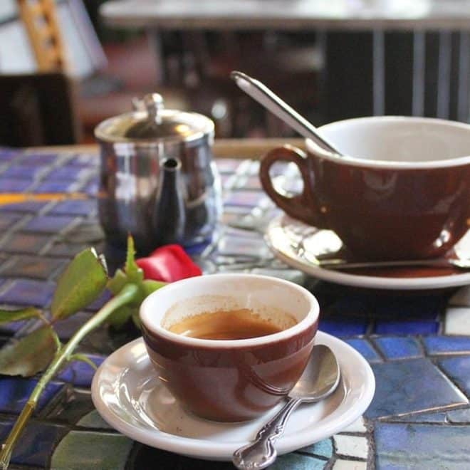 Après une carrière dans la mode en France, elle rentre en Algérie et ouvre un café