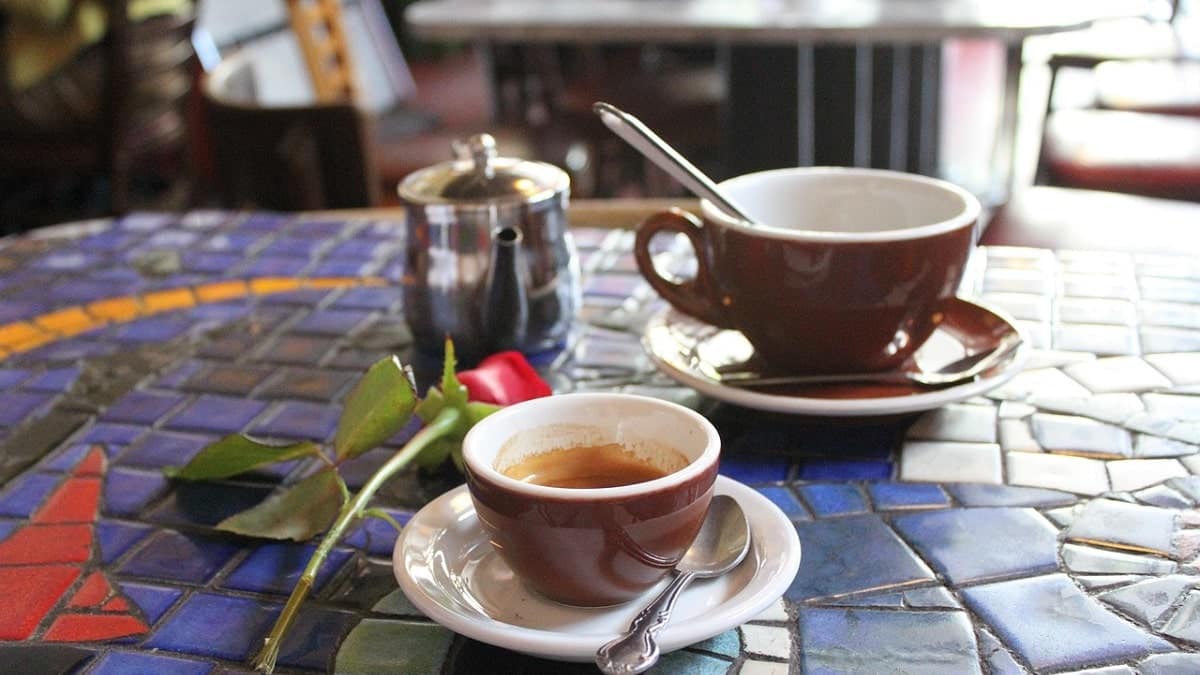 Après une carrière dans la mode en France, elle rentre en Algérie et ouvre un café