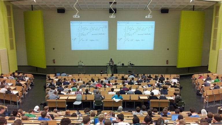 France : une étudiante algérienne accuse son université