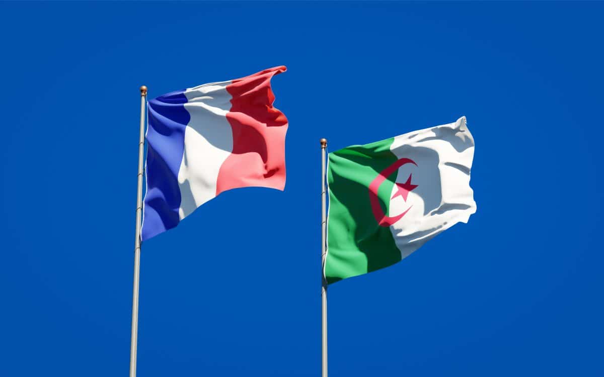 Les drapeaux de l'Algérie et de la France