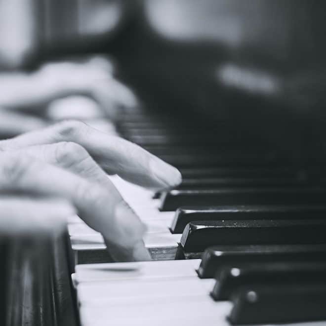 Un député français joue du piano à l’aéroport d’Alger : une séquence qui fait grincer des dents