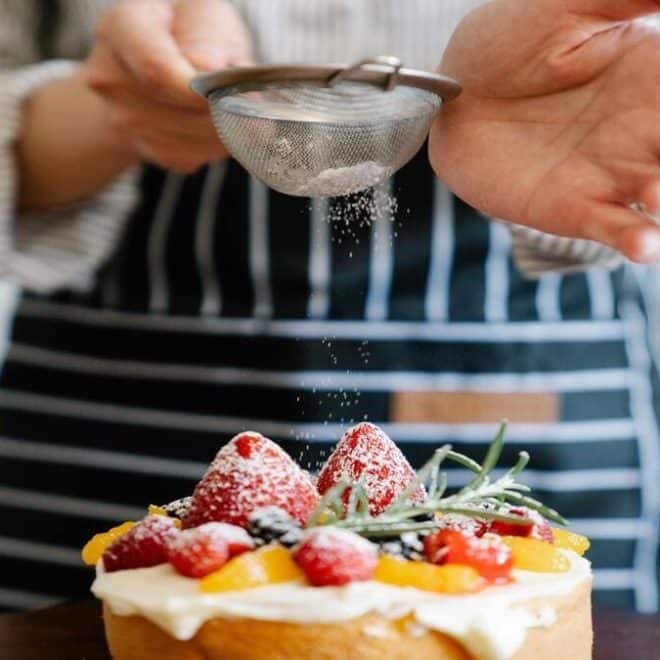 France : une célèbre pâtissière franco-algérienne raconte les discriminations qu’elle subit