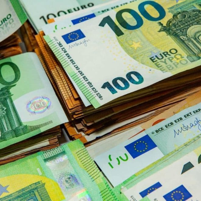 Aéroport d’Alger : 30.000 € saisis sur une étudiante dévoilent les dessous d’un réseau de trabendistes